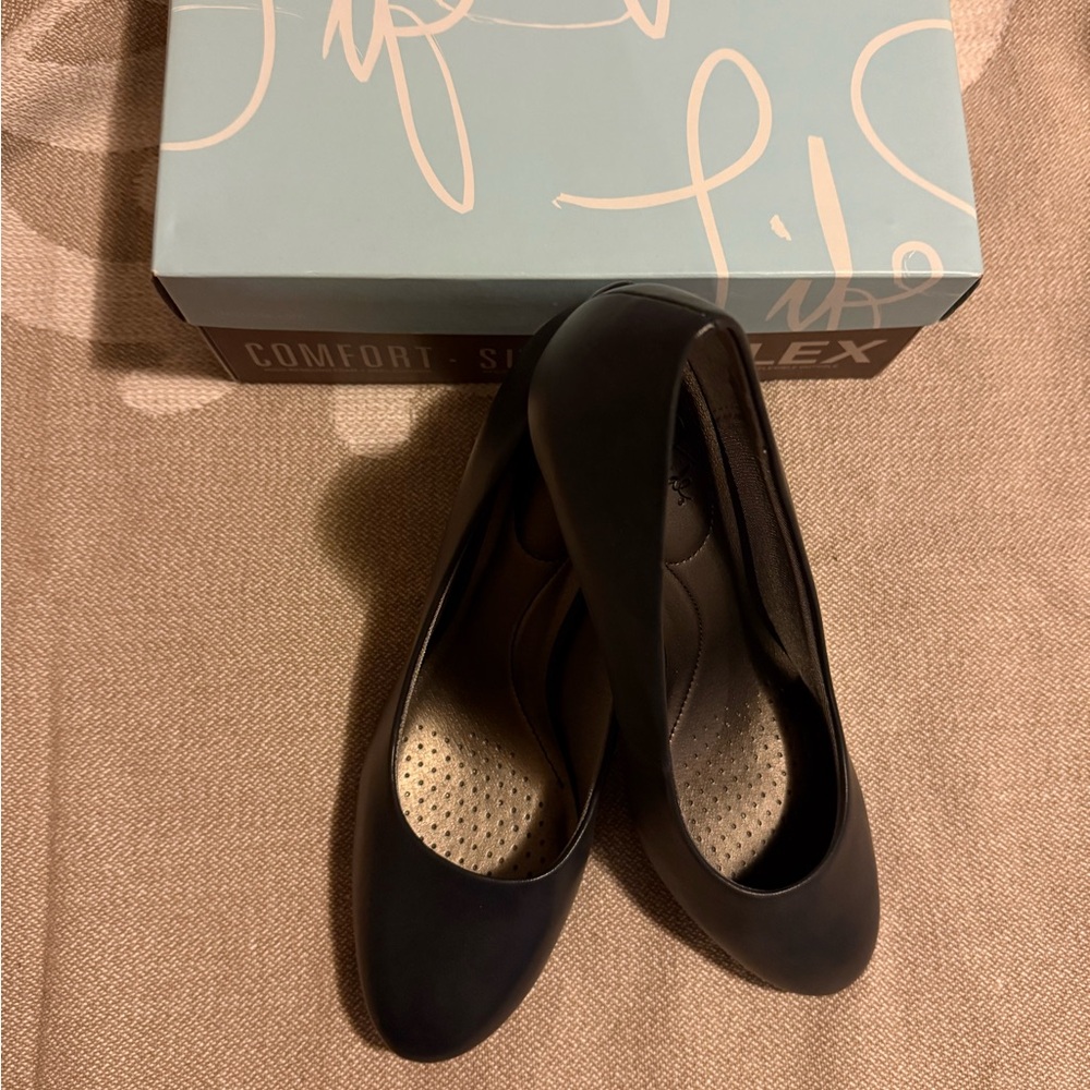 Life Stride Navy Women's heels ****Price Firm***